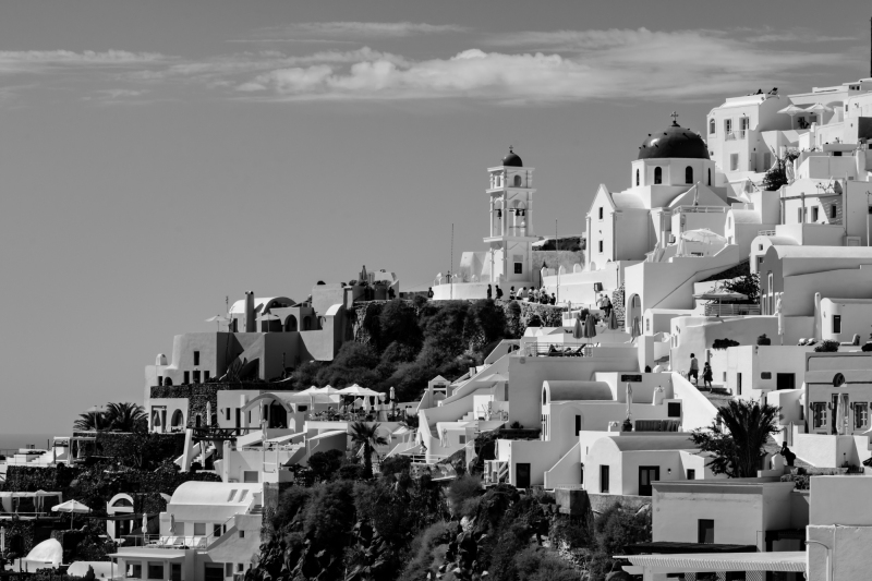 greece-santorini-oia-clouds-coast-b&w-1